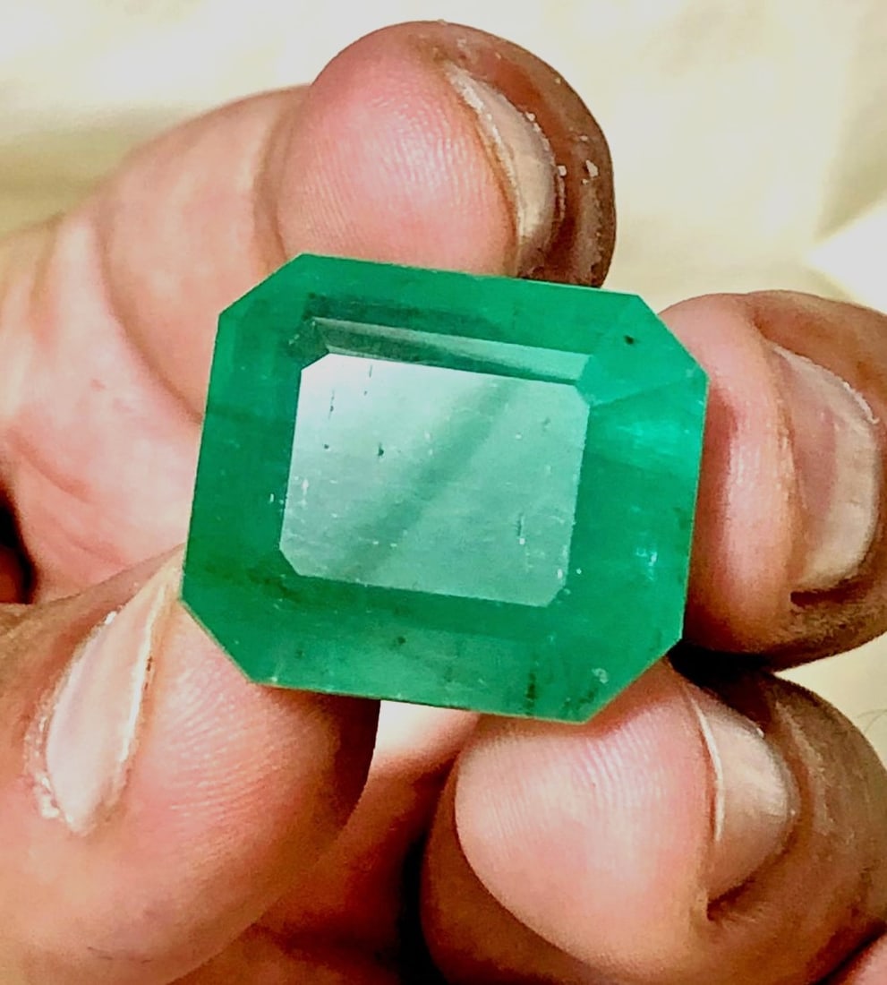 BIG Size Natural Emerald Gemstone - 46 Carats - 22.5X19.30X13.50 mm: BIG Size Natural Emerald Gemstone - 46 Carats - 22.5X19.30X13.50 mm Shipping Rate: $15.00 .shipping rates are determined by Parcel weight and destination.Combined shipping: We offer combine shipping o