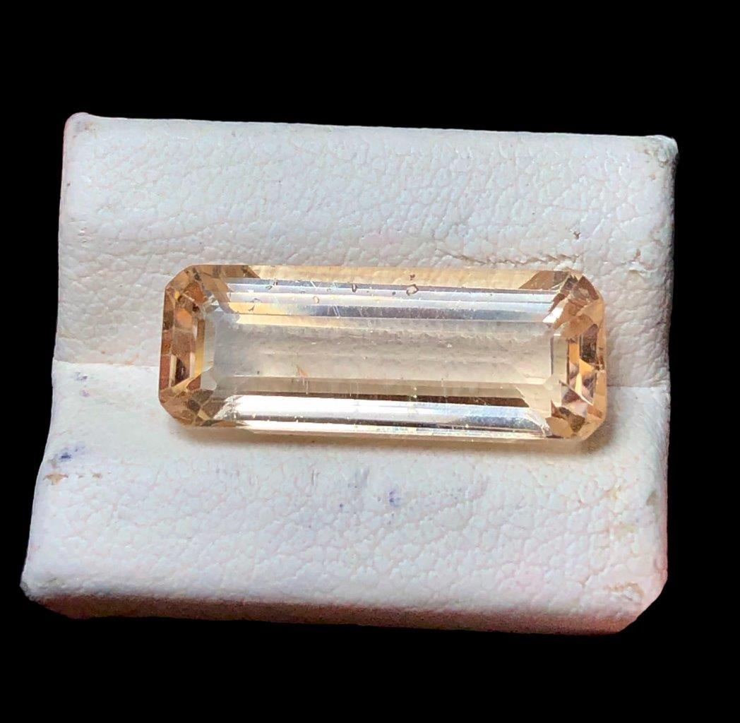 Natural Katlang Topaz - 7.10 Carats - 18X7X5 mm: Natural Katlang Topaz - 7.10 Carats - 18X7X5 mmShipping Rate: $15.00 .shipping rates are determined by Parcel weight and destination.Combined shipping: We offer combine shipping on multiple items purc