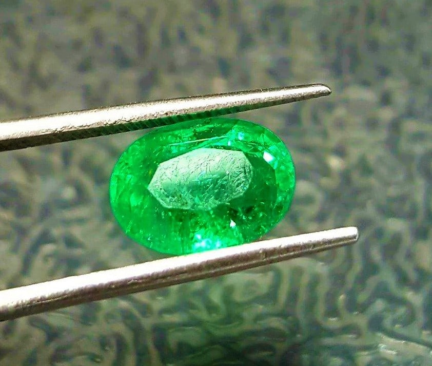 Lustrous Oval Emerald - 0.85 Carats - 8X6X4 mm: Lustrous Oval Emerald - 0.85 Carats - 8X6X4 mmShipping Rate: $15.00 .shipping rates are determined by Parcel weight and destination.Combined shipping: We offer combine shipping on multiple items purch