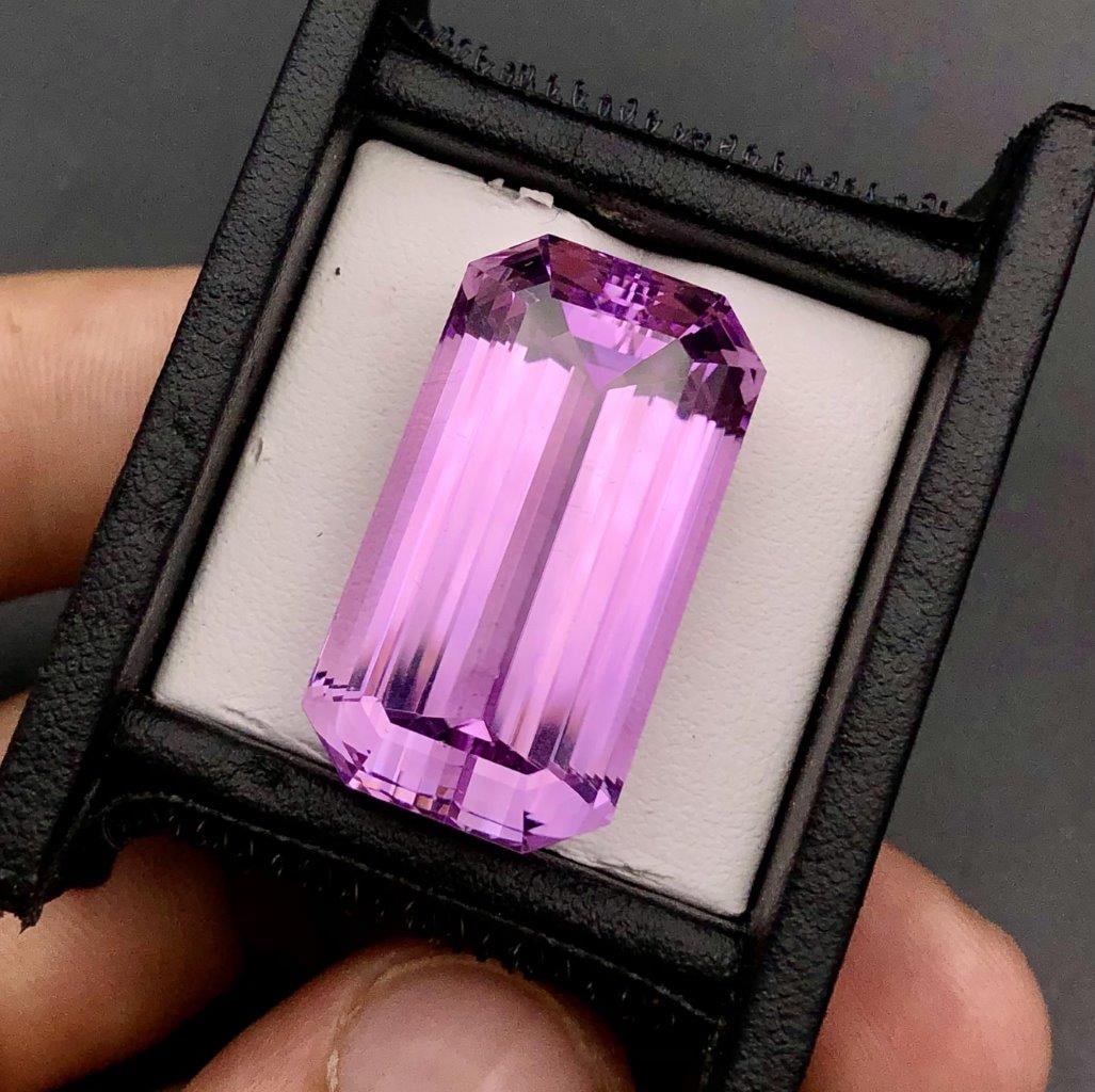 Top Grade Deep Pink Kunzite - 60 Carats - 29X16X13 mm: Top Grade Deep Pink Kunzite - 60 Carats - 29X16X13 mmShipping Rate: $15.00 .shipping rates are determined by Parcel weight and destination.Combined shipping: We offer combine shipping on multiple item
