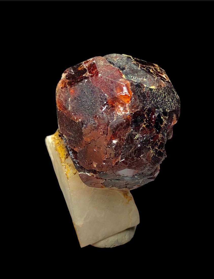 Garnet Mineral On Feldspar - 11 grams - 25X18X18 mm: Garnet Mineral On Feldspar - 11 grams - 25X18X18 mm Shipping Rate: FREE SHIPPING .shipping rates are determined by Parcel weight and destination.Combined shipping: We offer combine shipping on multipl