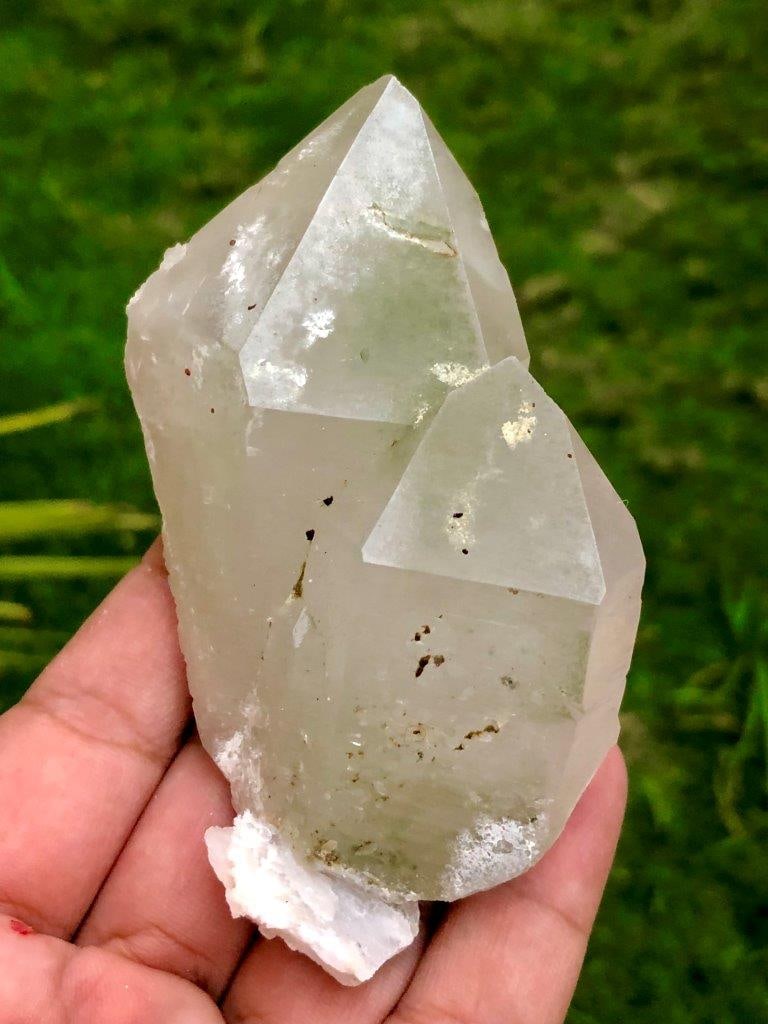 Twin Chlorine Quartz Crystals - 189 Grams - 94X71X38 mm: Twin Chlorine Quartz Crystals - 189 Grams - 94X71X38 mmShipping Rate: $23.00 .shipping rates are determined by Parcel weight and destination.Combined shipping: We offer combine shipping on multiple it