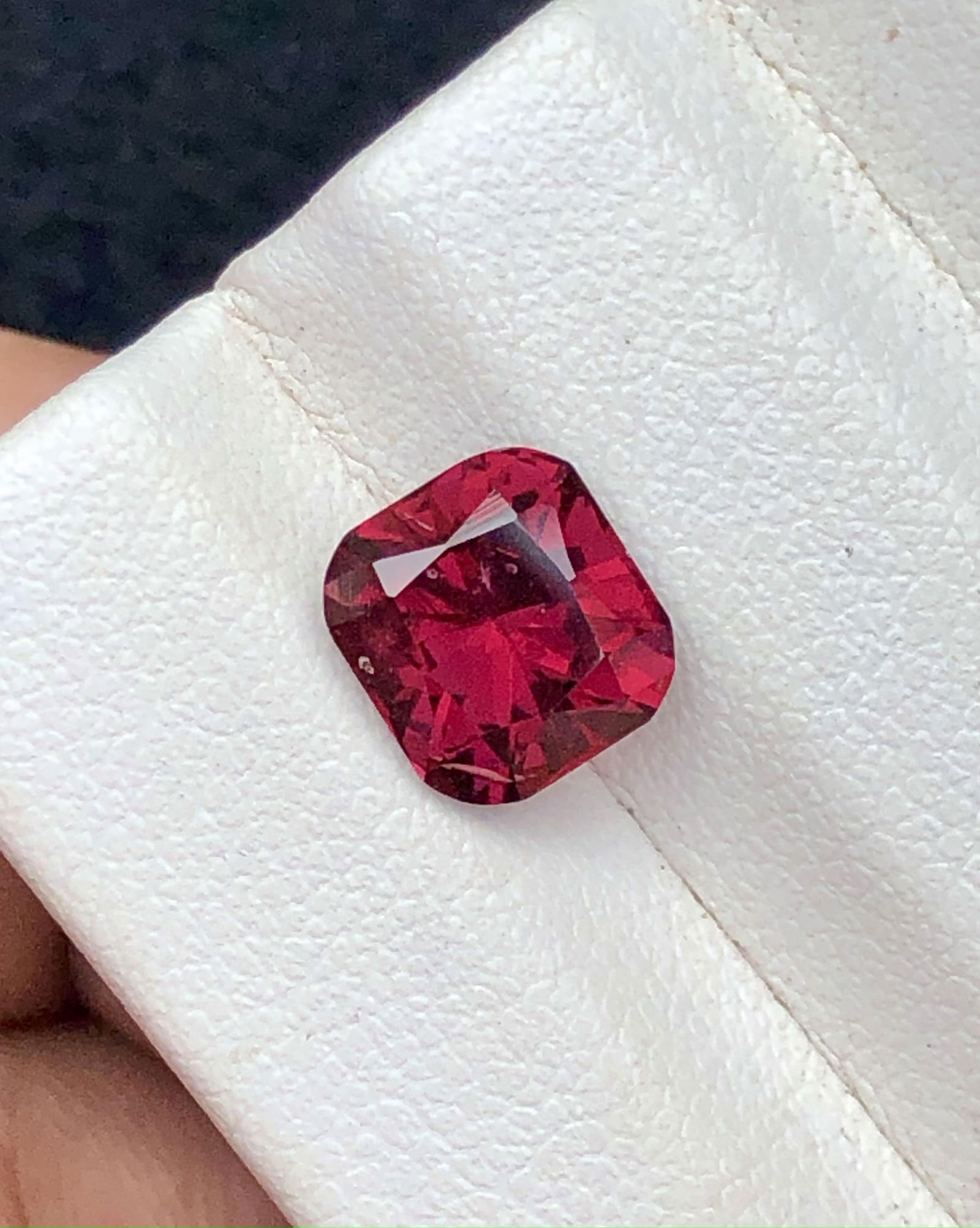 2.80 carats Rhodolite Garnet Gemstone - 8X7X5 mm: 2.80 carats Rhodolite Garnet Gemstone - 8X7X5 mm FREE SHIPPING: