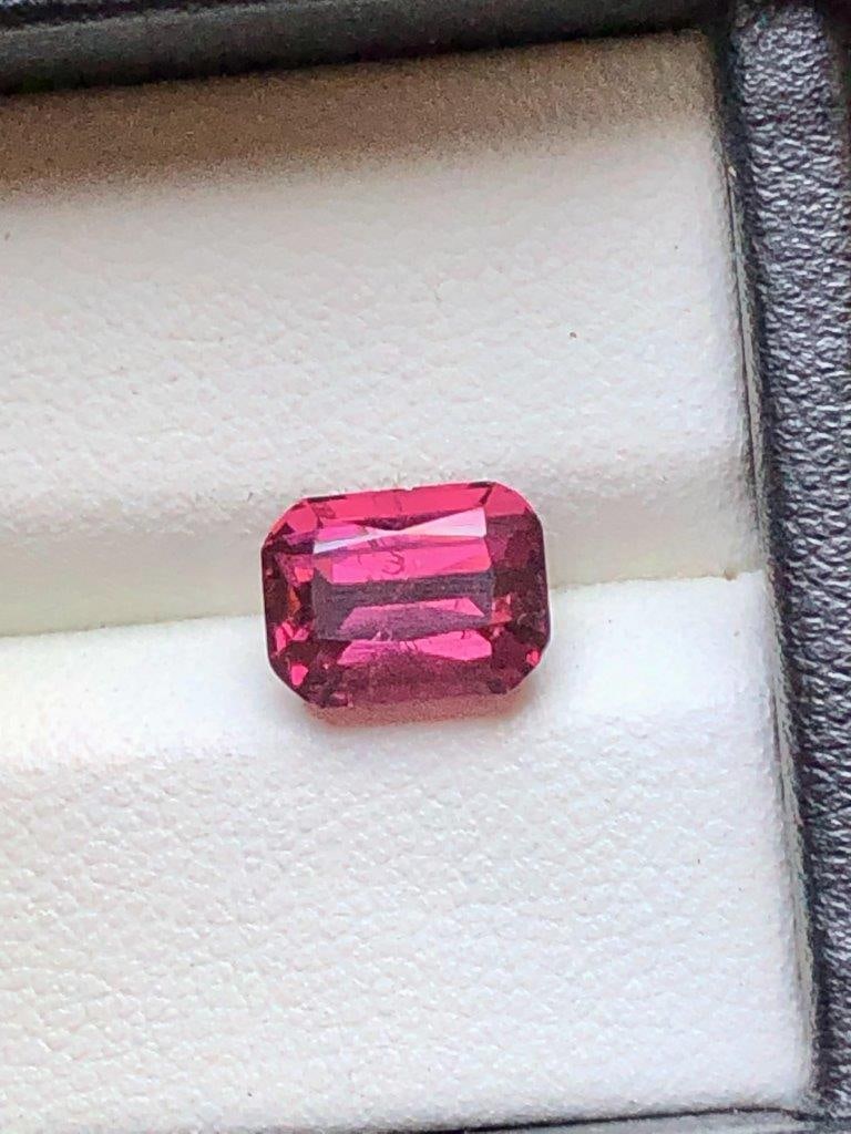 3.05 Carats Fancy Cut Rhodolite Garnet - 9X7X5 mm: 3.05 Carats Fancy Cut Rhodolite Garnet - 9X7X5 mm FREE SHIPPING: