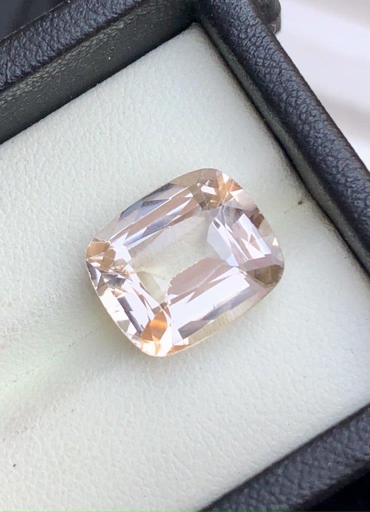 10.85 Carats Natural Golden topaz Gemstone - 15X12X8 mm: 10.85 Carats Natural Golden topaz Gemstone - 15X12X8 mm FREE SHIPPING: