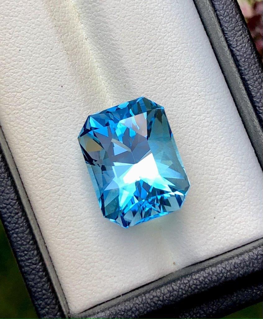 AAA Quality Natural Swiss Blue Topaz Flawless - 18.70 Carats - 16X13X11 mm: AAA Quality Natural Swiss Blue Topaz Flawless - 18.70 Carats - 16X13X11 mm Shipping Rate: FREE SHIPPINGshipping rates are FREE WORLDWIDECombined shipping: We offer combine shipping on multiple items p