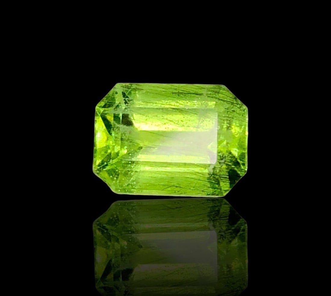 5.65 Carats Emerald Cut Natural Peridot - 12X9X7 mm (1 of 4)