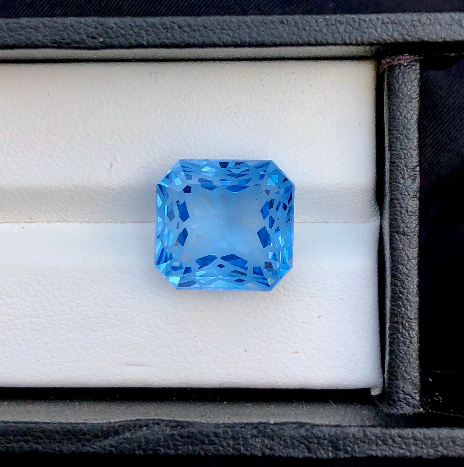 14.05 Carats Perfect Flower Cut Swiss Blue Topaz - 14X13X10 mm: 14.05 Carats Perfect Flower Cut Swiss Blue Topaz - 14X13X10 mmShipping Rate: FREE SHIPPINGshipping rates are FREE WORLDWIDECombined shipping: We offer combine shipping on multiple items purchased to r
