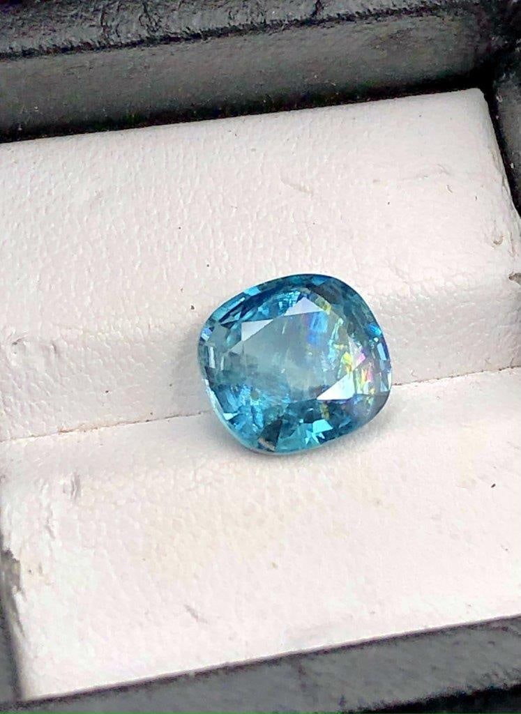 Very Beautiful Natural Zircon With Rainbow - 4 Carats - 10X9X5 mm: Very Beautiful Natural Zircon With Rainbow - 4 Carats - 10X9X5 mmShipping Rate: FREE SHIPPINGshipping rates are FREE WORLDWIDECombined shipping: We offer combine shipping on multiple items purchased t