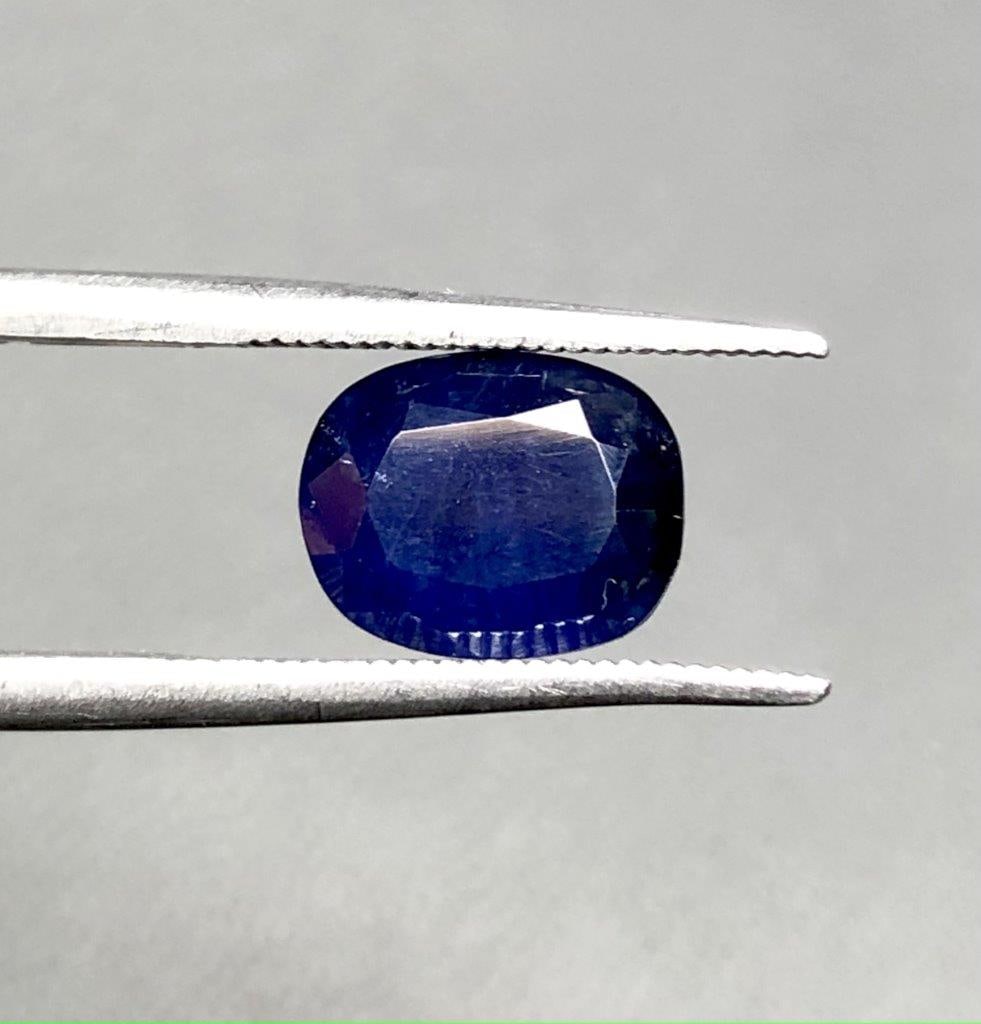 Royal Blue Natural Sapphire - 2.15 Carats - 9X7X4 mm: Royal Blue Natural Sapphire - 2.15 Carats - 9X7X4 mm Shipping Rate: FREE SHIPPINGshipping rates are FREE WORLDWIDECombined shipping: We offer combine shipping on multiple items purchased to reduce shi