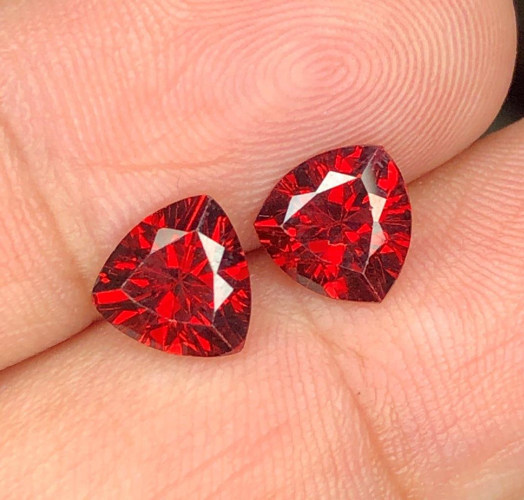 2.65 Carats Rhodolite Garnet Pairs 2 pcs Luster Red - 7x7x4 mm: 2.65 Carats Rhodolite Garnet Pairs 2 pcs Luster Red - 7x7x4 mm