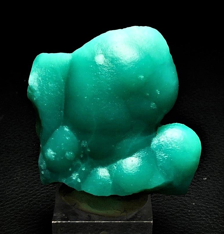 Elegant Blue Hemimorphite Specimen - 67.3 Grams: Elegant Neat Blue Hemimorphite Specimen - 67.3 Grams - 52X52X17 mmShipping Rate: $23.00 .shipping rates are determined by Parcel weight and destination.Combined shipping: We offer combine shipping on