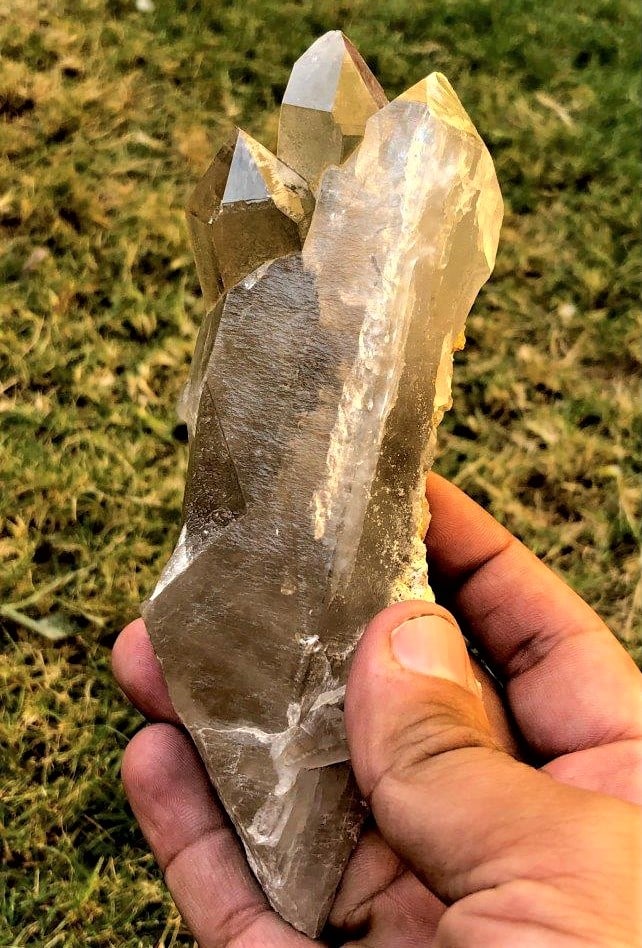 Smoky Quartz Cluster - 322 Grams: Smoky Quartz Cluster - 322 Grams - 148X60X40 mmShipping Rate: $45.00 .shipping rates are determined by Parcel weight and destination.Combined shipping: We offer combine shipping on multiple items purc