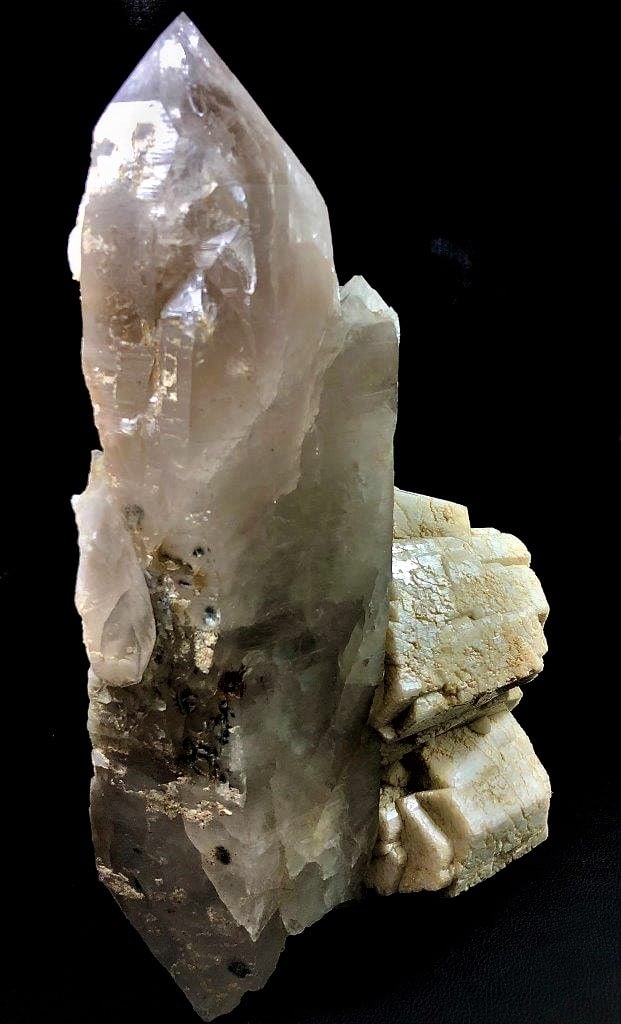 Collection Piece - Huge Quartz With Feldspar - 5.5 KG: Collection Piece - Huge Quartz With Feldspar - 5.5 KGShipping Rate: $150.00.shipping rates are determined by Parcel weight and destination.Combined shipping: We offer combine shipping on multiple item
