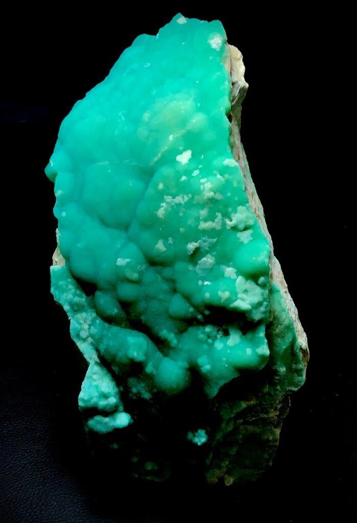 Top Grade Hemimorphite Specimen Mineral - 2194 Grams: Top Grade Hemimorphite Specimen Mineral - 2194 Grams - 230X106X76 mmShipping Rate: $100.00 .shipping rates are determined by Parcel weight and destination.Combined shipping: We offer combine shipping