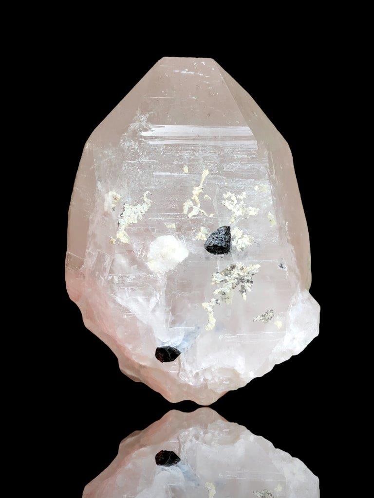 Rare Natural Quartz with black Tourmaline - 415 Grams - 103X67X59 mm: Rare Natural Quartz with black Tourmaline - 415 Grams - 103X67X59 mmShipping Rate: $45.00 .shipping rates are determined by Parcel weight and destination.Combined shipping: We offer combine shipping o