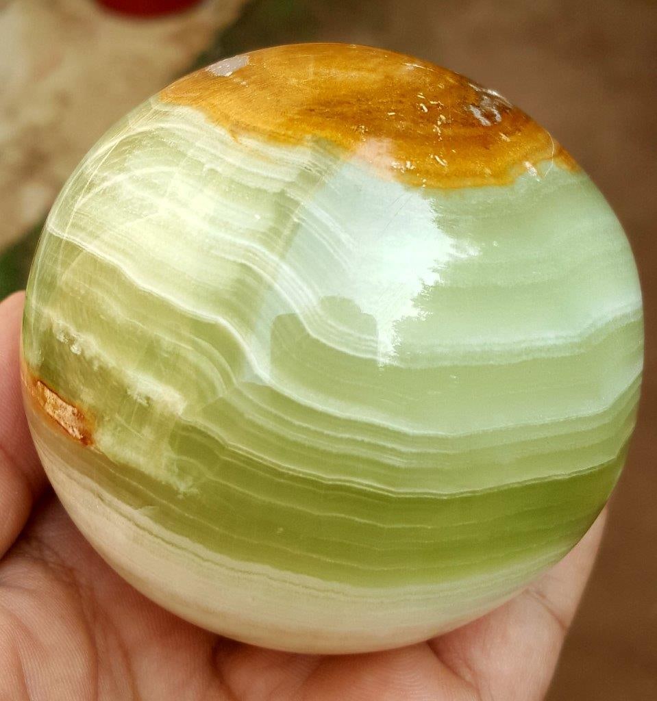 580 Grams Beautiful Onix Sphere: 580 Grams Beautiful Onix Sphere -Diameter-73 mmShipping Rate: $50.00 .shipping rates are determined by Parcel weight and destination.Combined shipping: We offer combine shipping on multiple items purc