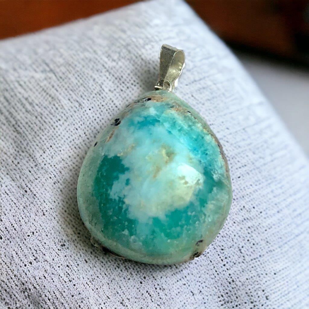 ARAGONITE PENDANT: ARAGONITE PENDANT Shipping: