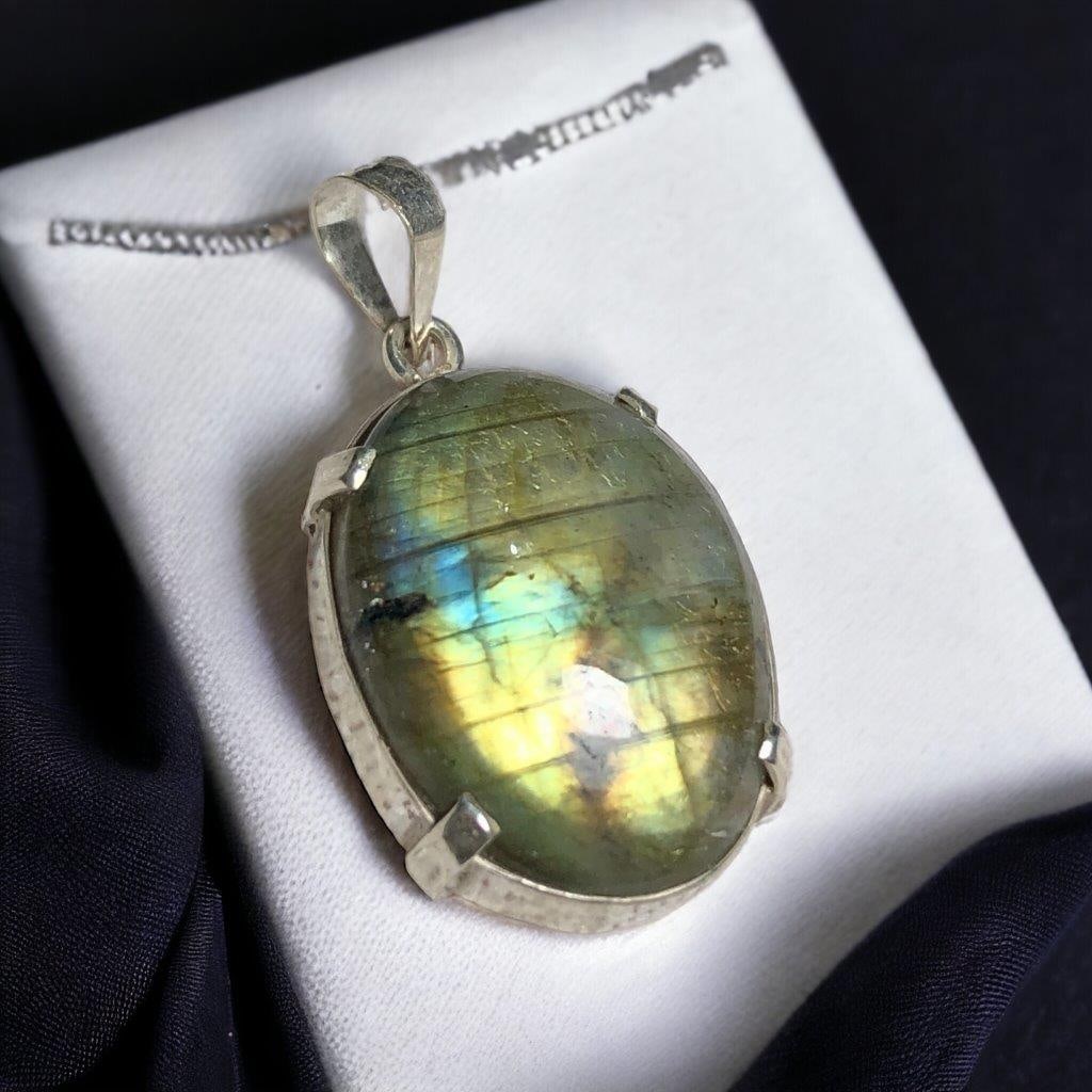 Labradorite Gemstone Celtic Pendant: Labradorite Gemstone Celtic Pendant Shipping: