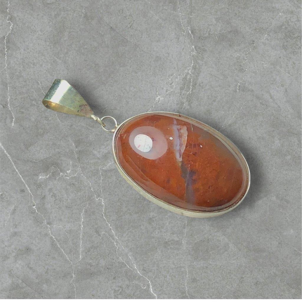 IRREGULAR GEM AGATE PENDANT IN STERLING SILVEr: IRREGULAR GEM AGATE PENDANT IN STERLING SILVEr Shipping: 