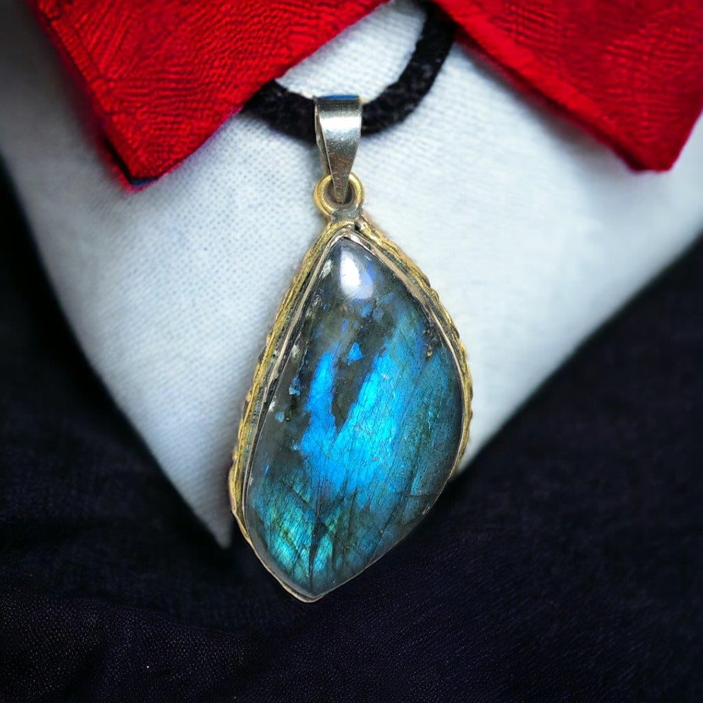 Sea Blue Labradorite Sterling Silver Pendant Necklace: Sea Blue Labradorite Sterling Silver Pendant Necklace Shipping: