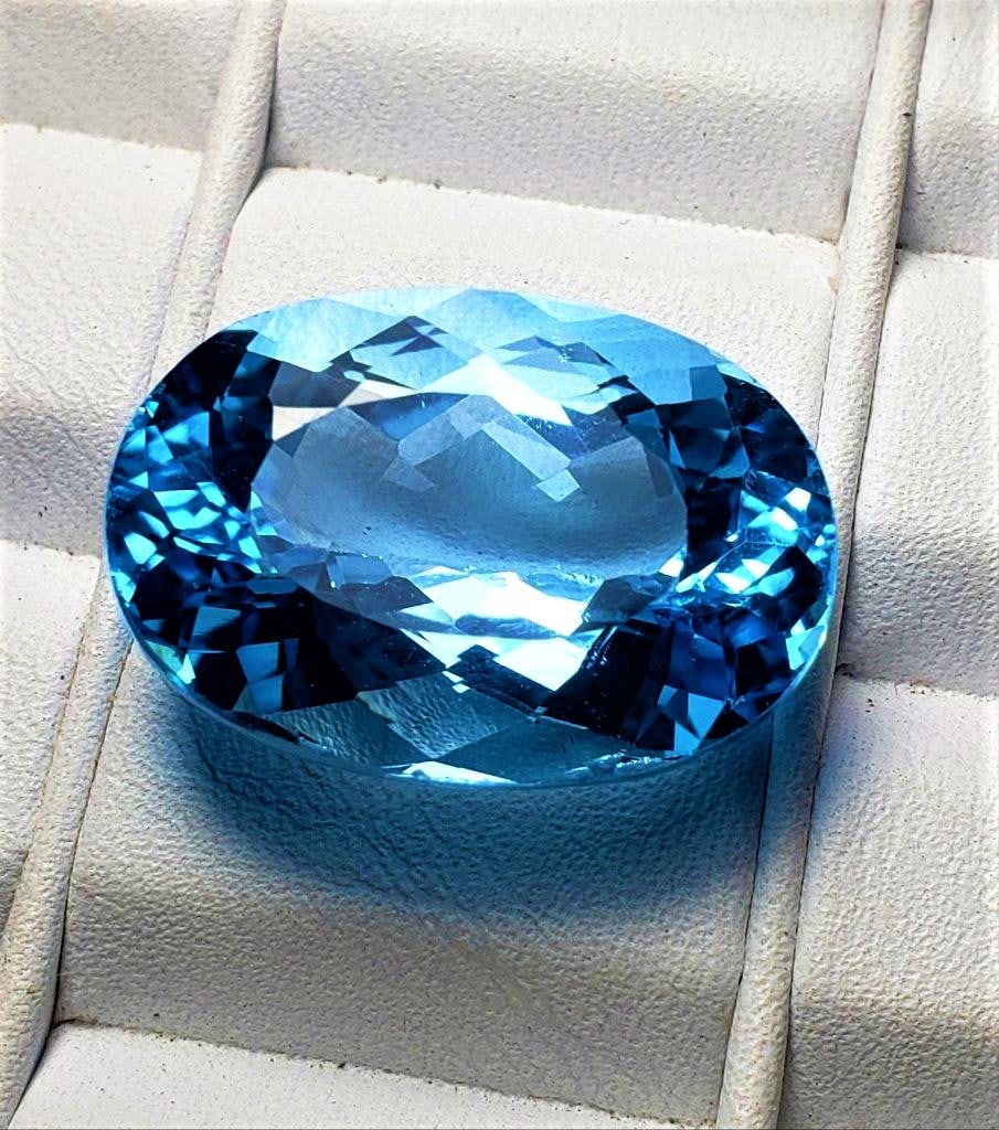 Swiss Blue Topaz - 33.5 Carats: Swiss Blue Topaz - 33.5 Carats - 24X16X10 mmShipping Rate: $15.00 .shipping rates are determined by Parcel weight and destination.Combined shipping: We offer combine shipping on multiple items purchas