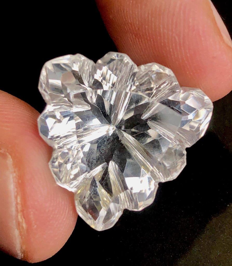 28.50 CARATS FLOWER CUT QUARTZ GESMTONE - 21X21X19 mm: 28.50 CARATS FLOWER CUT QUARTZ GESMTONE - 21X21X19 mm Shipping Rate: $15.00 .shipping rates are determined by Parcel weight and destination.Combined shipping: We offer combine shipping on multiple ite
