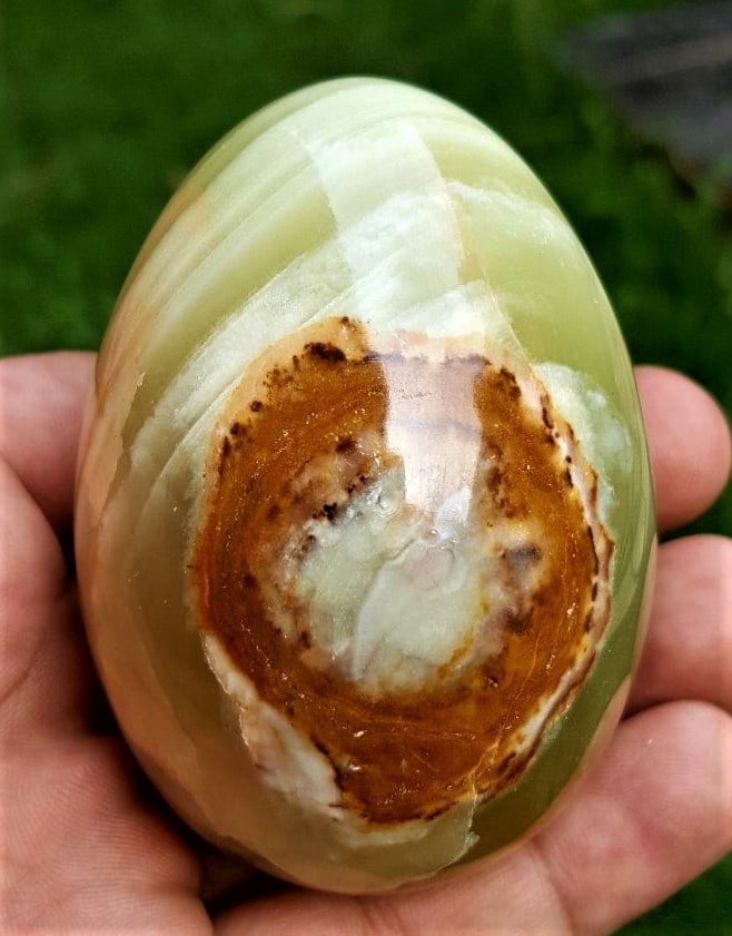 Multi Colored Onyx EGG - 252 Grams: Multi Colored Onyx EGG - 252 Grams - 70X51 mmShipping Rate: $36.00 .shipping rates are determined by Parcel weight and destination.Combined shipping: We offer combine shipping on multiple items purcha