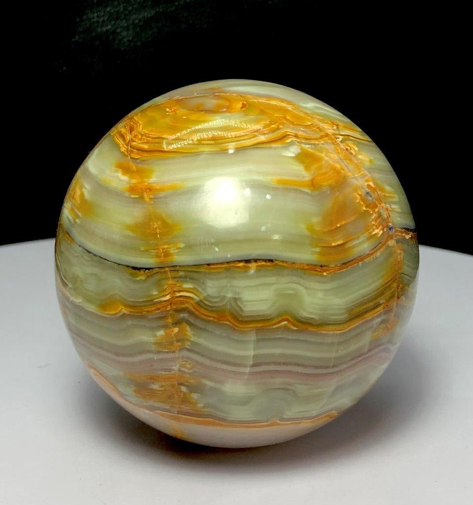 ONYX HEALING SPHERE - 551 Grams: ONYX HEALING SPHERE - 551 Grams - Diameter 73 mmShipping Rate: $55.00 .shipping rates are determined by Parcel weight and destination.Combined shipping: We offer combine shipping on multiple items pur