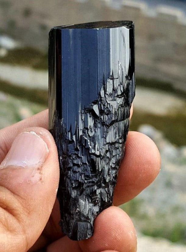 Schorl Tourmaline Mineral - 49.2 Grams: Schorl Tourmaline Mineral - 49.2 Grams - 63X25X21 mmShipping Rate: $23.00 .shipping rates are determined by Parcel weight and destination.Combined shipping: We offer combine shipping on multiple items