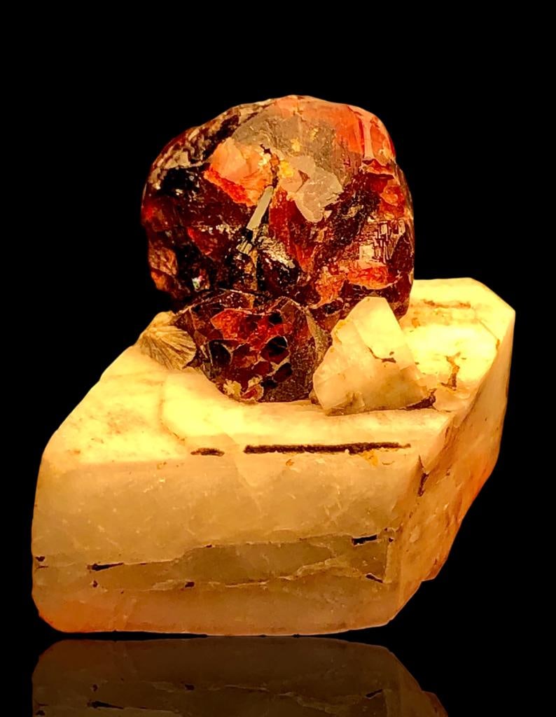 Beautiful Garnet Crystal On Top With Mother Rock - 20.53 Grams- 35X30X30 mm: Beautiful Garnet Crystal On Top With Mother Rock - 20.53 Grams- 35X30X30 mm Shipping Rate: $23.00 .shipping rates are determined by Parce