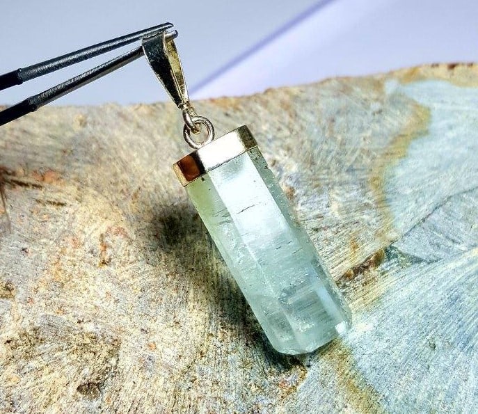 Aquamarine pendant Crystal aquamarine stone Pendant: aquamarine pendant Crystal aquamarine stone Pendant - 28X10X9 mm Shipping: $23.00. Shipping rates are determined by Parcel weight and destination.