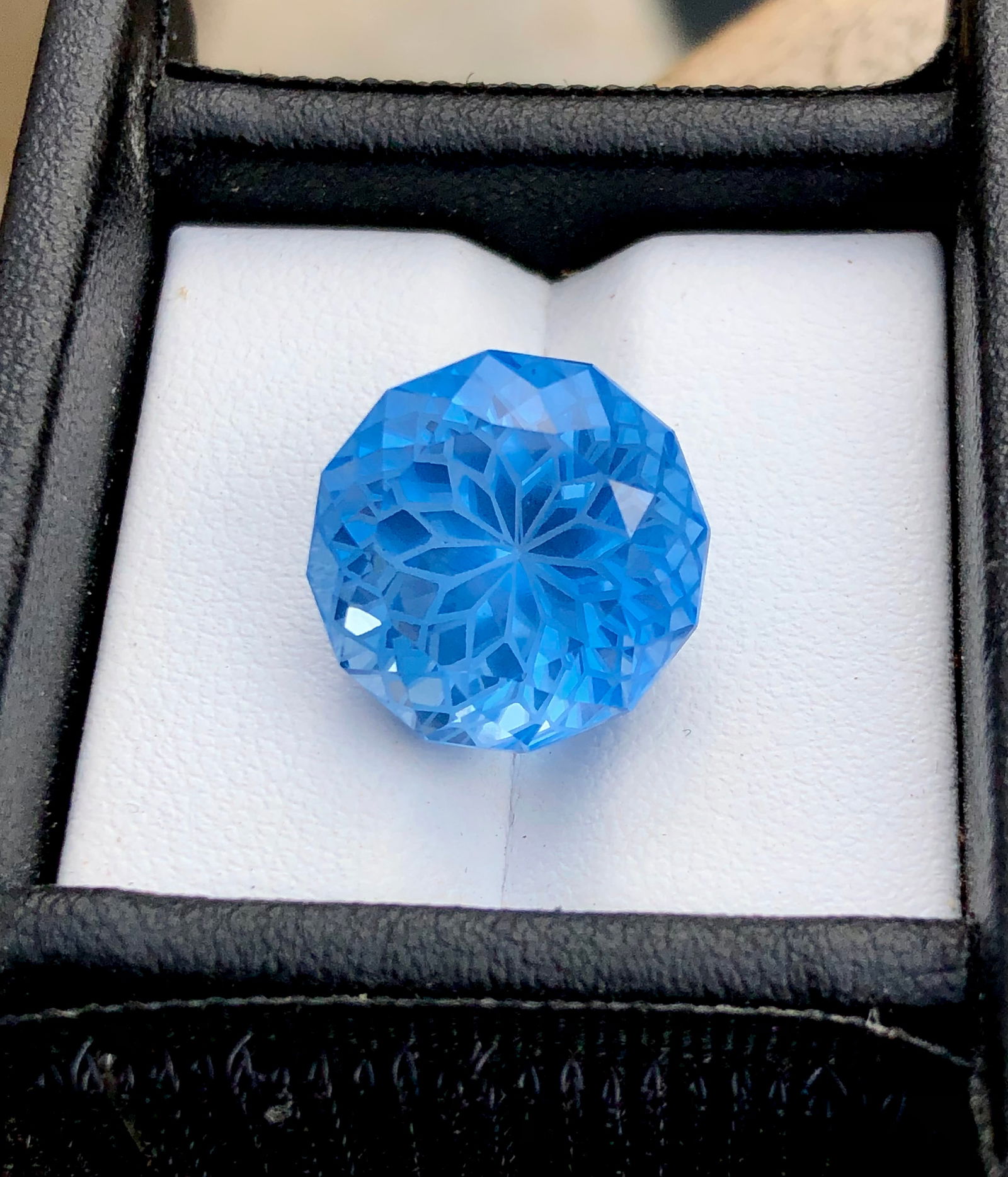 16.30 Carats Flower Cut Swiss Blue Topaz - 15X15X11 mm: 16.30 Carats Flower Cut Swiss Blue Topaz - 15X15X11 mmShipping Rate: $15.00 .shipping rates are determined by Parcel weight and destination.Combined shipping: We offer combine shipping on multiple ite