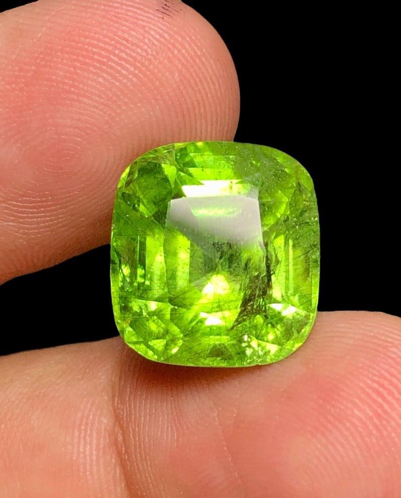 13.75 Cararts Natural 7up Color Peridot - 14X13X7 mm (1 of 4)