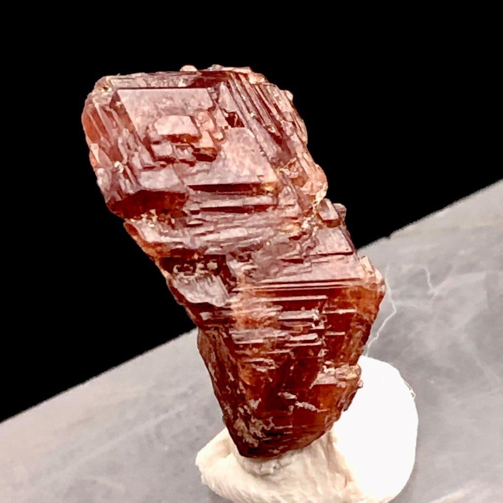 Unusual Shape Garnet Crystal Formaton 8.5 Carats - 17X10X8 mm: Unusual Shape Garnet Crystal Formaton 8.5 Carats - 17X10X8 mm Shipping: 23$ WorldWideShipping rates are determined by Parcel weight and destination.Combined shipping: We offer combine shipping on mult