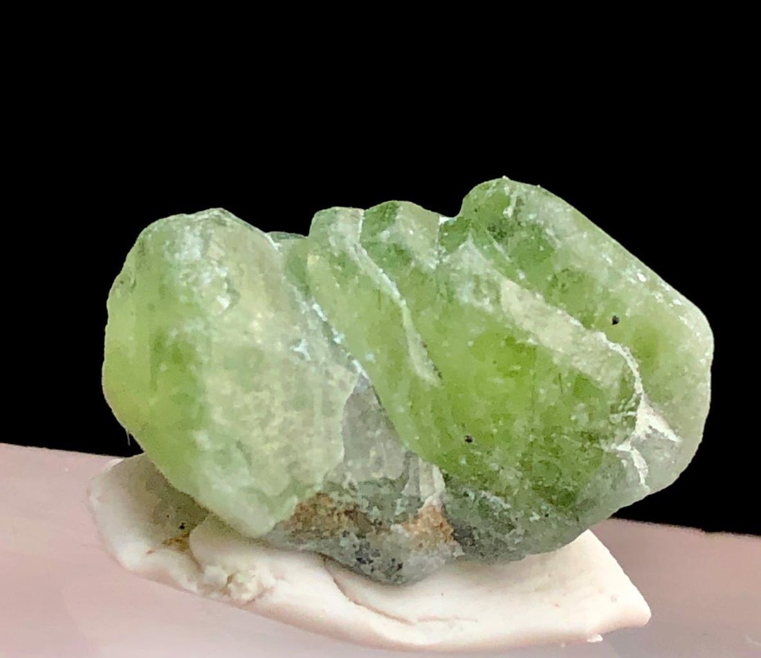 4 Grams Peridot Crystals Formation Mineral - 19X13X11 mm: 4 Grams Peridot Crystals Formation Mineral - 19X13X11 mmShipping Rate: 23$ WorldWideshipping rates are determined by Parcel weight and destination.Combined shipping: We offer combine shipping on multi