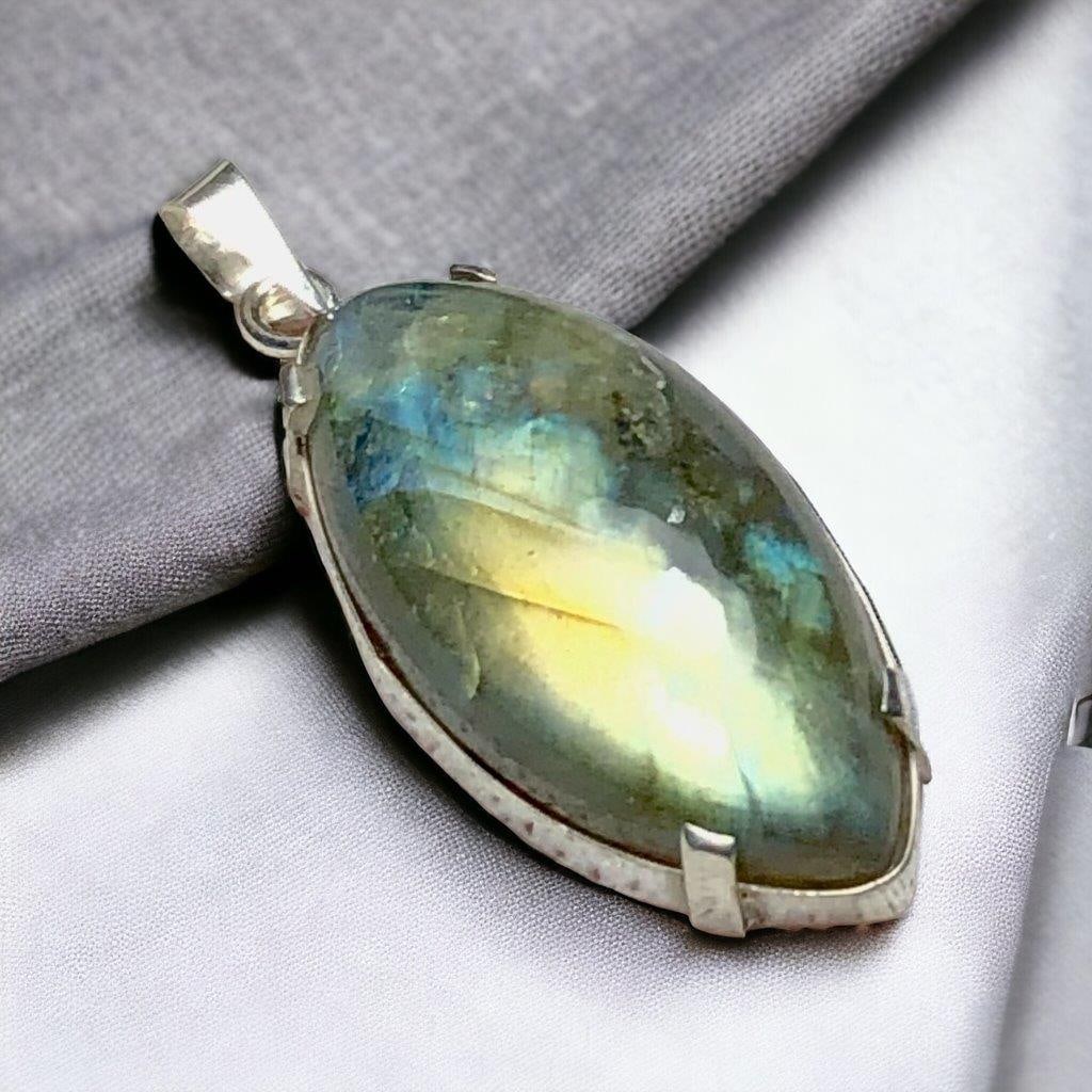 Unique Multi Flash Labradorite Pendant Necklace: Unique Multi Flash Labradorite Pendant Necklace Shipping: