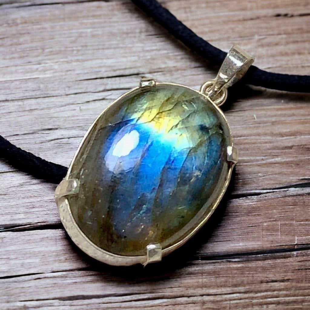 Multi Flash Labradorite Pendant: Multi Flash Labradorite Pendant Shipping: