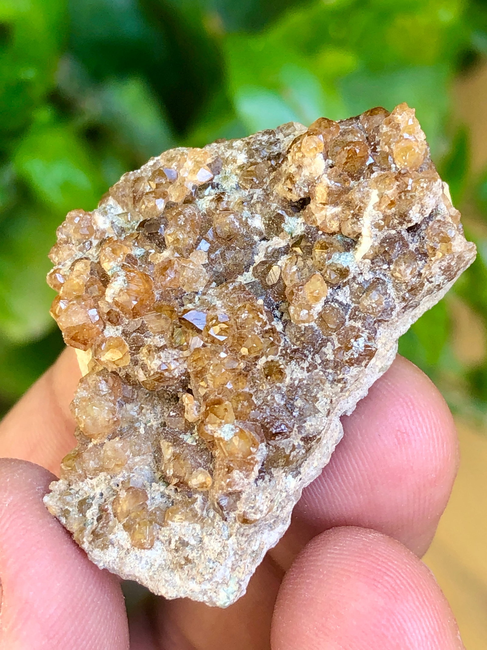 Garnet Crystals Cluster On Matrix - 21.45 Grams - 35X25X10 mm: Garnet Crystals Cluster On Matrix - 21.45 Grams - 35X25X10 mmShipping Rate: 23$ shipping rates are determined by Parcel weight and destination.Combined shipping: We offer combine shipping on multiple