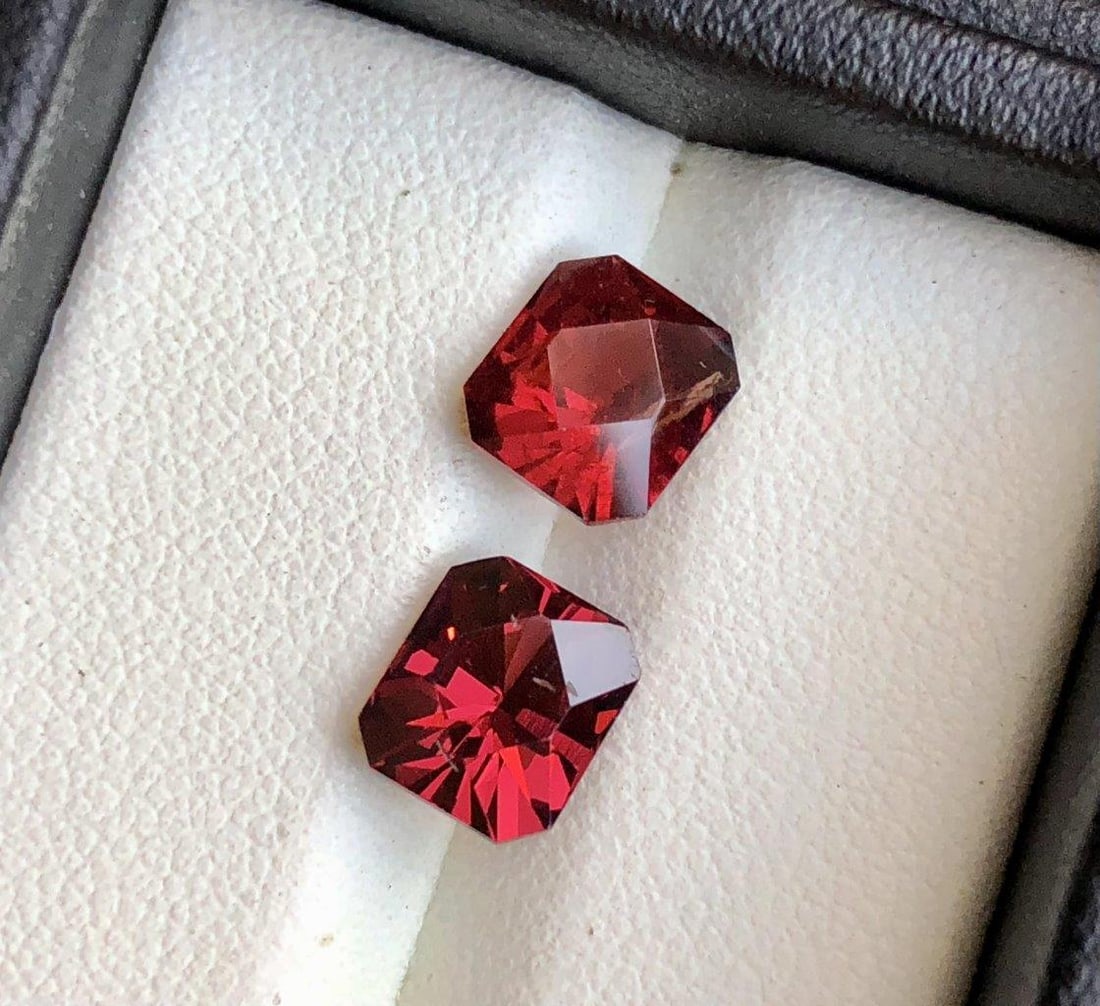 4.20 Carats Paired Rhodolite Garnet - 7X7X5 mm: 4.20 Carats Paired Rhodolite Garnet - 7X7X5 mm Shipping: