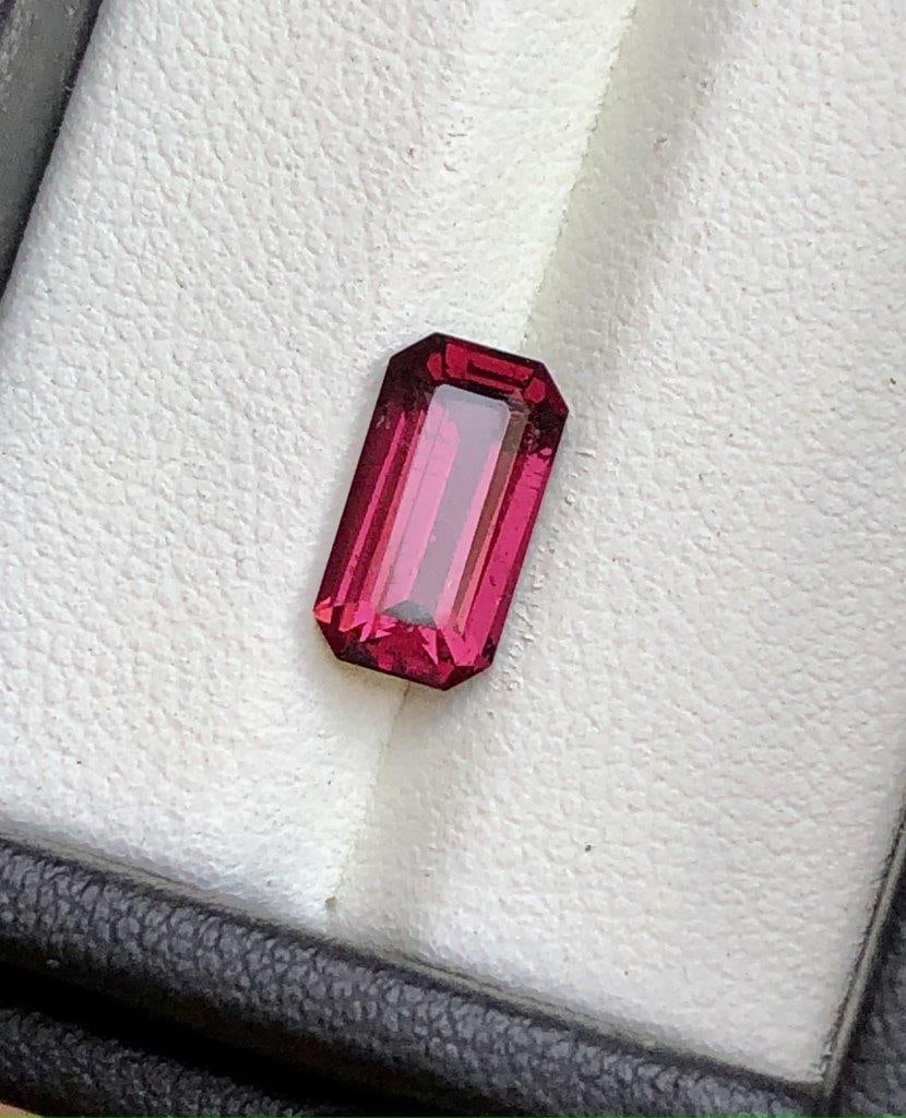 3.05 Carats Natural Rhodolite Garnet - 11X6X4 mm: 3.05 Carats Natural Rhodolite Garnet - 11X6X4 mm Shipping: