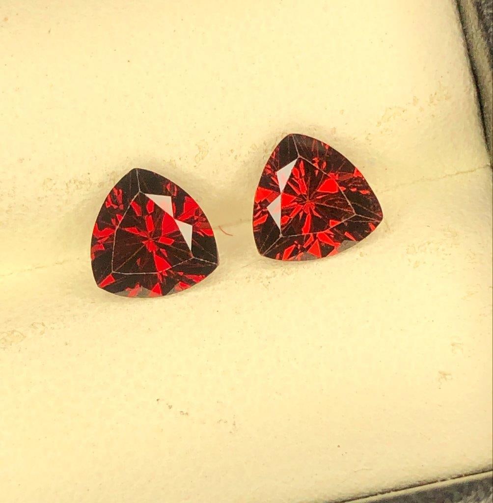 2.85 Carats Rhodolite Garnet Pairs 2 pcs Luster Red - 7x7x4 mm: 2.85 Carats Rhodolite Garnet Pairs 2 pcs Luster Red - 7x7x4 mmShipping: