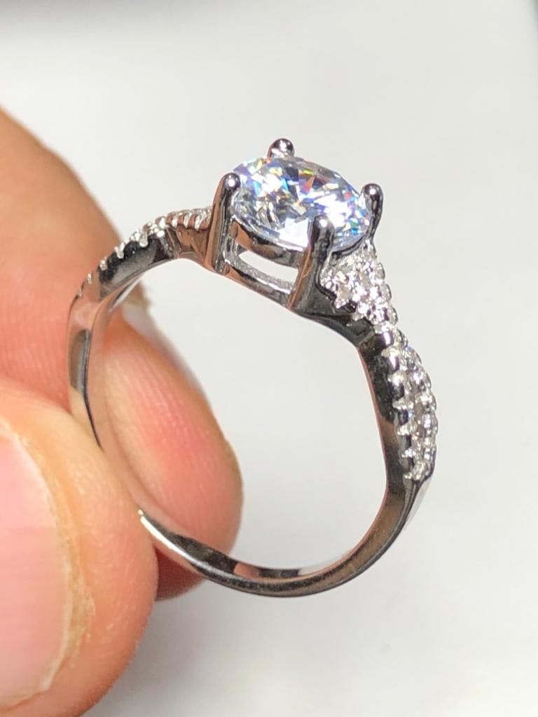 Pure Sterling Silver Zircon Wedding Ring: Pure Sterling Silver Zircon Wedding Ring FREE SHIPPING Shipping rates are determined by Parcel weight and destination.