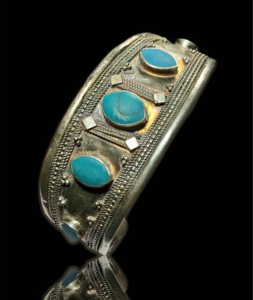 Torquoise Bracelet in GALE: Torquoise Bracelet in GALE FREE SHIPPING Shipping rates are determined by Parcel weight and destination.