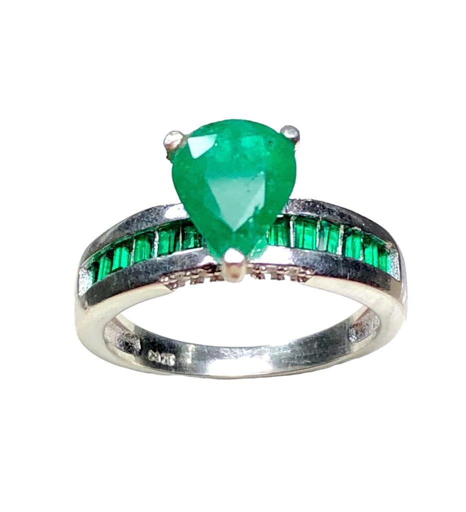 Beautiful Sterling Silver Natural Emerald Ring With Zircons: Beautiful Sterling Silver Natural Emerald Ring With Zircons FREE SHIPPING Shipping rates are determined by Parcel weight and destination.