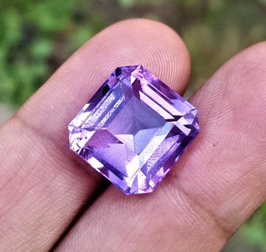Flawless Amethyst Cut Stone - 17 Carats: Flawless Amethyst Cut Stone - 17 Carats - 15X14X12 mmShipping Rate: $15.00 .shipping rates are determined by Parcel weight and destination.Combined shipping: We offer combine shipping on multiple item