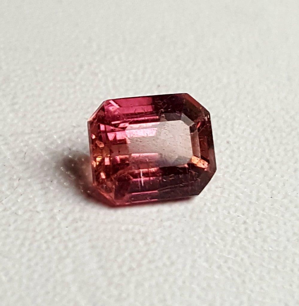 2.60 Carats Peach Tourmaline: 2.60 Carats Peach Tourmaline - 9X7X5 mmShipping Rate: $15.00 .shipping rates are determined by Parcel weight and destination.Combined shipping: We offer combine shipping on multiple items purchased
