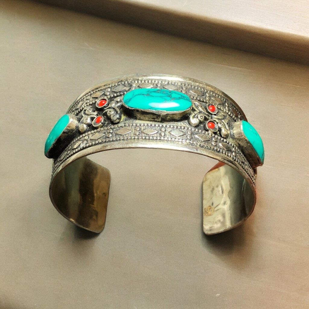 Vintage Estate Torquoise Bracelet: Vintage Estate Torquoise BraceleShipping Rate: $23.00 .shipping rates are determined by Parcel weight and destination.Combined shipping: We offer combine shipping on multiple items purchased to reduce