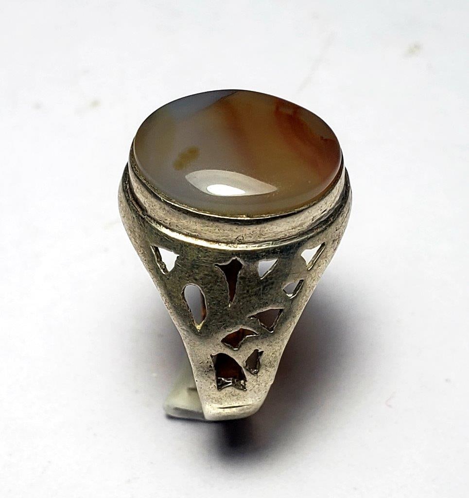 Amazing natural Agate Ring In Sterling Silver: Amazing natural Agate Ring In Sterling SilverShipping Rate: $23.00 .shipping rates are determined by Parcel weight and destination.Combined shipping: We offer combine shipping on multiple items purcha