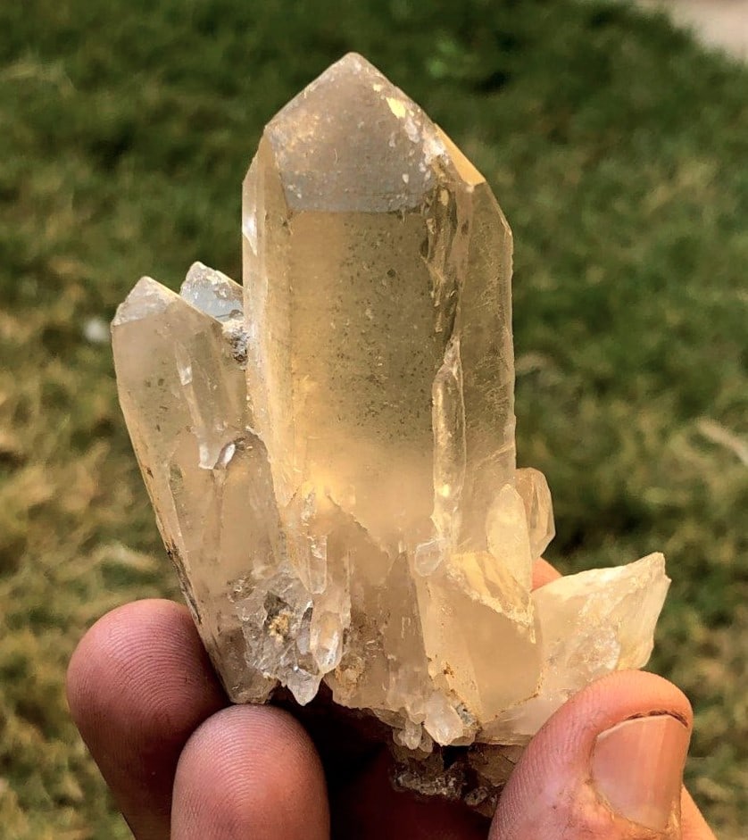 Quartz Cluster - 97.5 Grams: Quartz Cluster - 97.5 Grams - 80X52X32 mmShipping Rate: $23.00 .shipping rates are determined by Parcel weight and destination.Combined shipping: We offer combine shipping on multiple items purchased